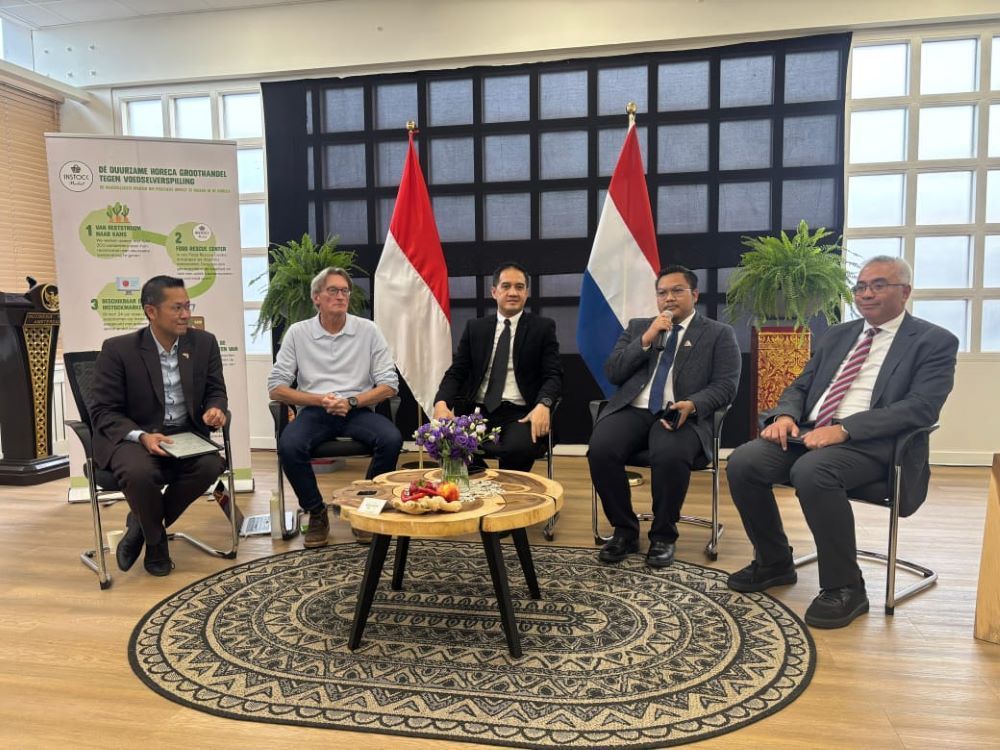 Ketua Umum Asosiasi Pelaku Usaha Desa Seluruh Indonesia (APUDSI) Maulidan Isbar Bersama jajaran Pengurus Apudsi menghadiri kegiatan Discovering The Magnificence of Indonesia (DMI) Expo 2025 yang digelar di Utrect, Belanda/ist  