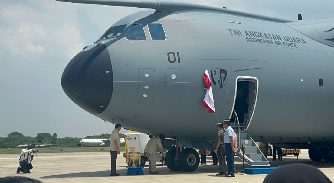 Moment Prabowo Lakukan Prosesi Siram Air Kembang ke Pesawat Angkut Militer Pertama Indonesia di Lanud Halim <b>(NTVnews.id)</b>