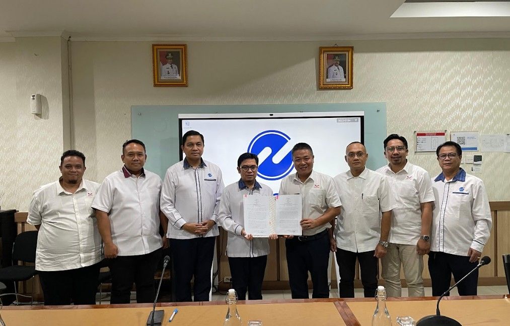 Penandatanganan MoU dilakukan oleh Welfizon Yuza, Direktur Utama PT Transportasi Jakarta, dan Tang Wensheng, Presiden Direktur Wuling Motors. (Foto: Istimewa)