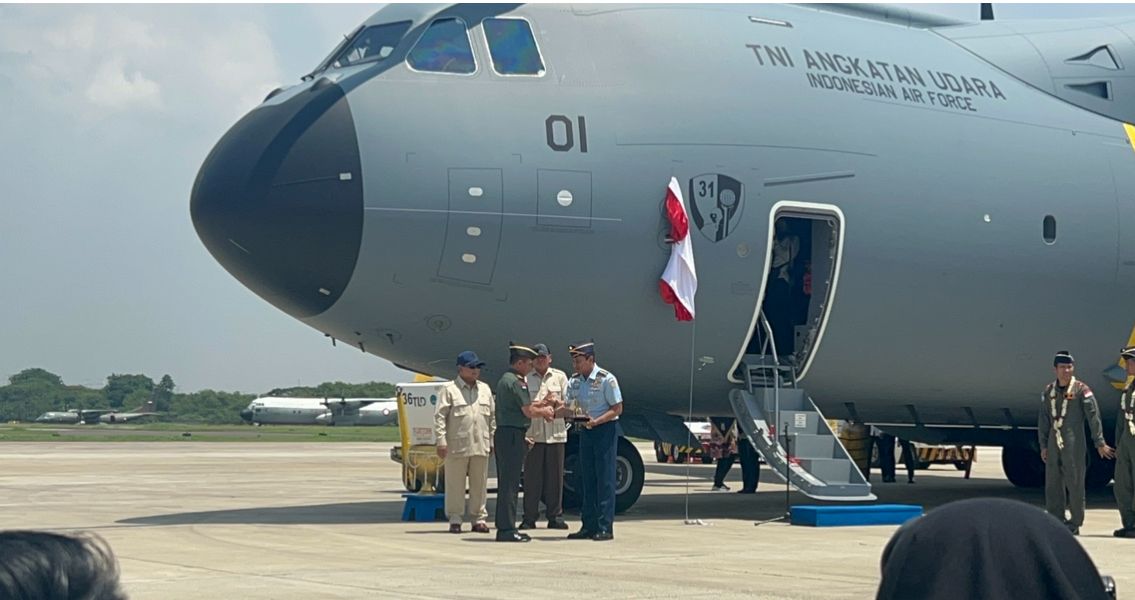Prabowo Serahkan Langsung Pesawat Angkut Militer Pertama Indonesia ke Panglima TNI di Lanud Halim <b>(NTVnews.id)</b>