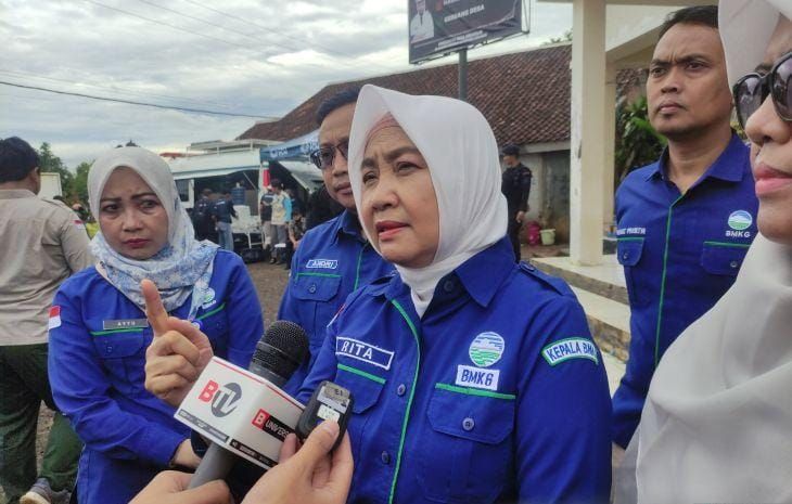 Arsip foto - Kepala Badan Meteorologi Klimatologi dan Geofisika (BMKG) Dwikorita Karnawati memberikan keterangan terkait potensi hujan deras yang dapat memicu bencana hidrometeorologi di Jawa Barat, saat meninjau lokasi bencana keretakan tanah di Desa Sukamaju, Sukabumi, Jawa Barat, Jumat 6 Desember 2024. ANTARA/M Riezko Bima Elko Prasetyo <b>(Antara)</b>