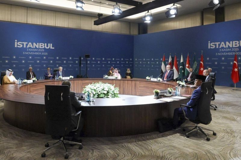 Para menteri luar negeri dari tujuh negara menggelar sebuah pertemuan terkait gencatan senjata di Gaza, di Istanbul, Turki, pada 3 November 2025. (Xinhua/Kementerian Luar Negeri Turki) <b>(Antara)</b>