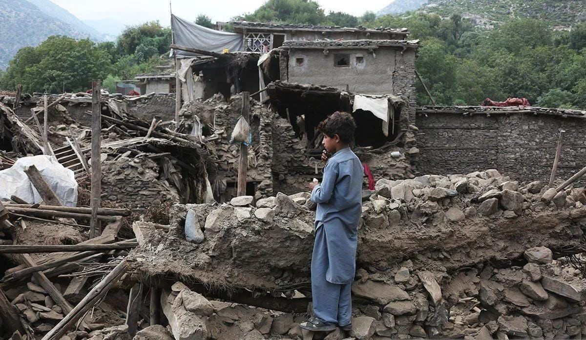 Seorang anak laki-laki berdiri di atas puing-puing bangunan yang hancur setelah gempa bumi di distrik Nurgal, provinsi Kunar, Afghanistan, Senin 1 September 2025. ANTAR/Xinhua/Saifurahman Safi/aa. <b>(Antara)</b>