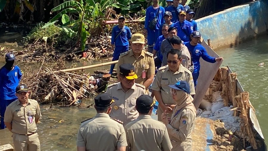 Pramono Anung tinjau tanggul Baswedan <b>(Ntvnews.id/ Adiansyah)</b>