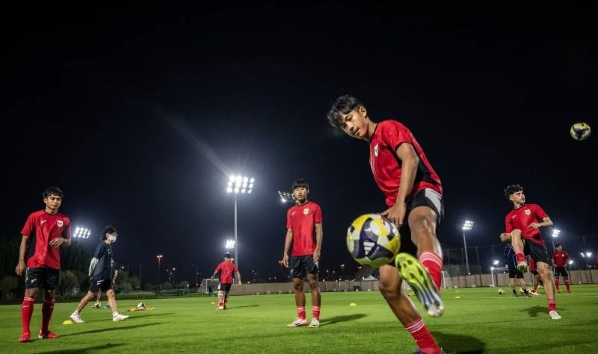Sejumlah pesepak bola Timnas Indonesia U-17 mengikuti latihan resmi jelang laga Grup H Piala Dunia U-17 di Lapangan latihan Stadion Al Thumama, Doha, Qatar, Senin, 3 November 2025. Latihan tersebut sebagai persiapan jelang pertandingan melawan Timnas <b>(Antara)</b>