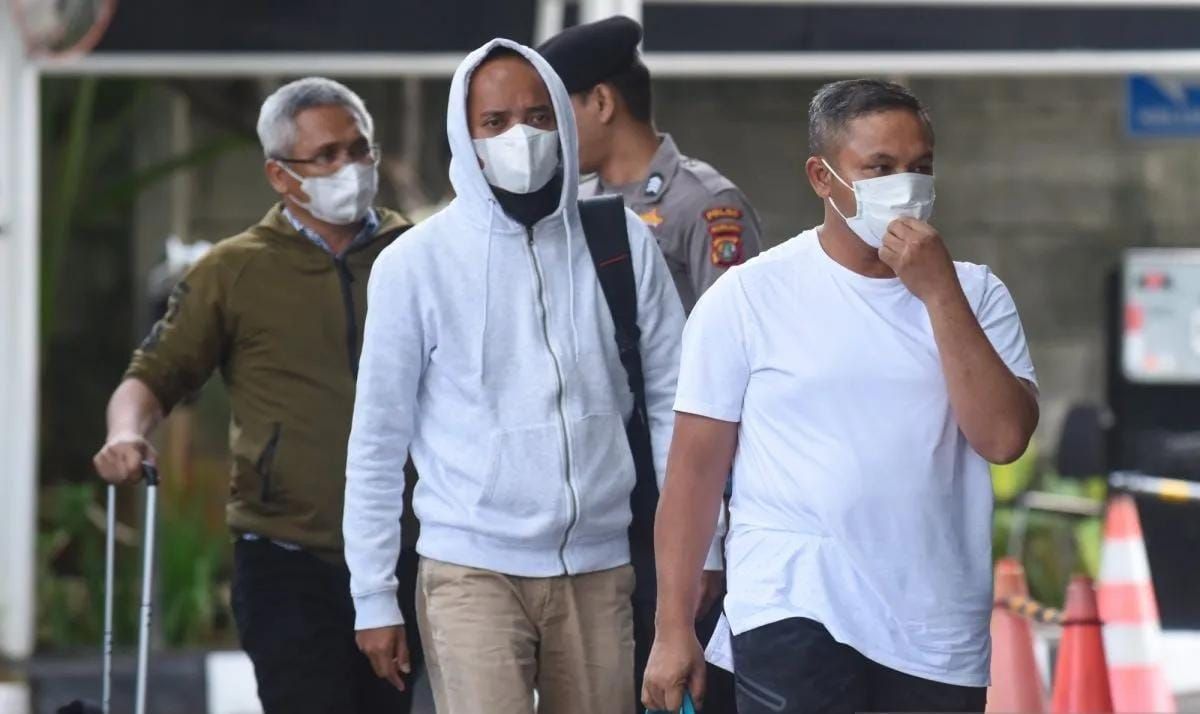 Gubernur Riau Abdul Wahid (kanan) bersama Kepala Dinas Pekerjaan Umum, Penataan Ruang, Perumahan, Kawasan Permukiman dan Pertanahan (PUPRPKPP) Provinsi Riau Muhammad Arif Setiawan (kiri) dan Sekretaris Dinas PUPRPKPP Riau Ferry Yunanda (tengah) digir <b>(Antara)</b>