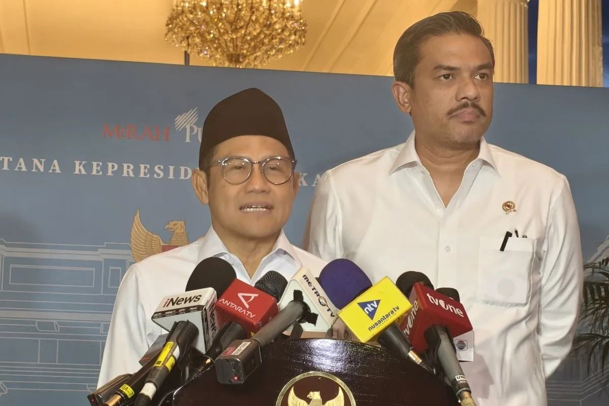 Menteri Koordinator Bidang Pemberdayaan Masyarakat, Muhaimin Iskandar (kiri) dan Menteri UMKM Maman Abdurahman menyampaikan keterangan usai rapat terbatas bersama Presiden RI Prabowo Subianto di kompleks Istana Kepresidenan, Jakarta, Selasa, 4 Novemb <b>(Antara)</b>