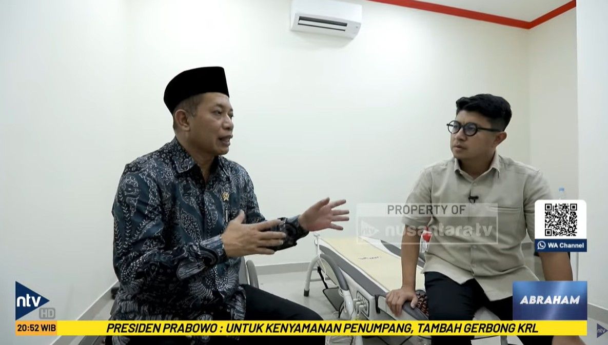 Menteri Koperasi Ferry Juliantono dalam tayangan program &quot;Abraham&quot; Nusantara TV, Senin, 3 November 2025.