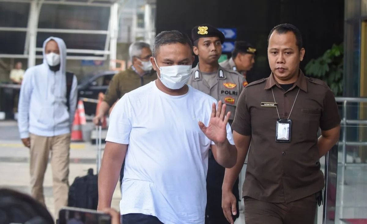 Gubernur Riau Abdul Wahid (tengah) digiring petugas saat tiba di Gedung Merah Putih KPK, Jakarta, Selasa, 4 November 2025. Komisi Pemberantasan Korupsi (KPK) membawa sembilan orang dalam operasi tangkap tangan (OTT) di Provinsi Riau pada Senin, 3 Nov <b>(Antara)</b>