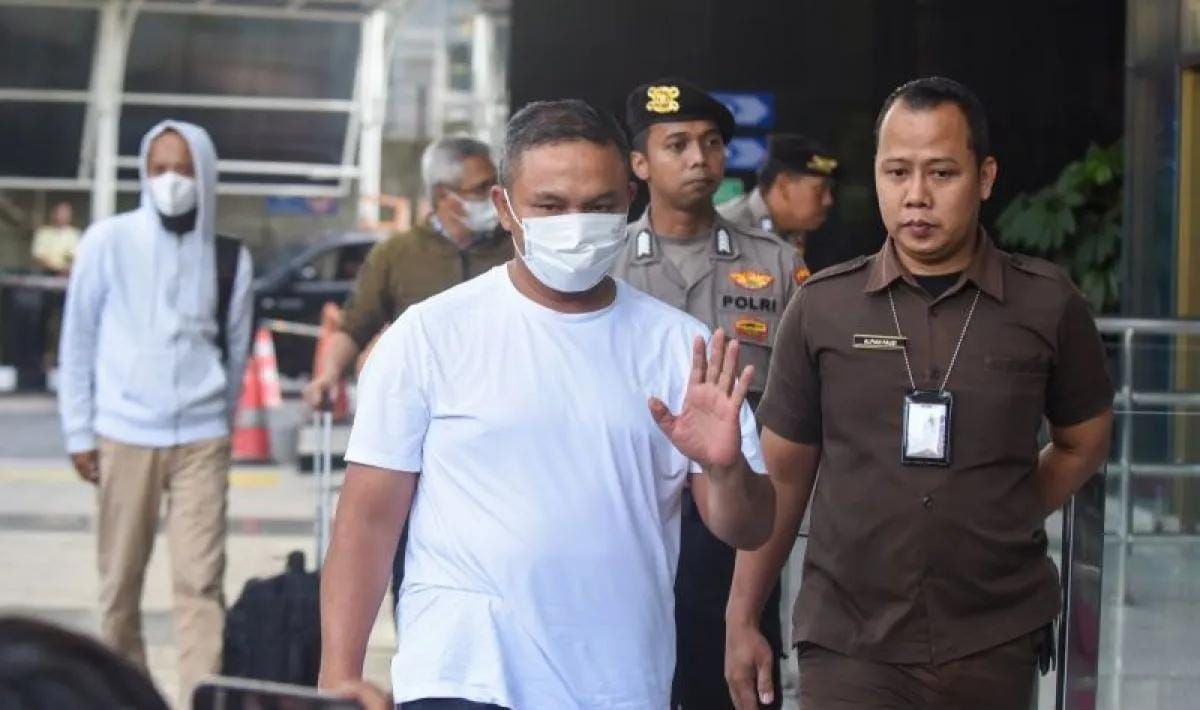 Gubernur Riau Abdul Wahid (tengah) digiring petugas saat tiba di Gedung Merah Putih KPK, Jakarta, Selasa (4/11/2025). Komisi Pemberantasan Korupsi (KPK) membawa sembilan orang dalam operasi tangkap tangan (OTT) di Provinsi Riau pada Senin 3 November  <b>(Antara)</b>