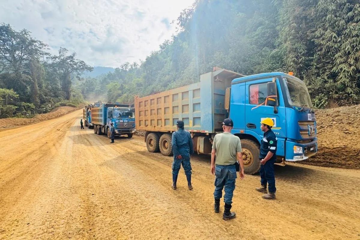 Petugas mengamankan truk di lokasi pertambangan ilegal di kawasan Hutan Produksi Terbatas di Kabupaten Morowali, Sulawesi Tengah pada 25 Oktober-4 November 2025. ANTARA/HO-Kemenhut <b>(Antara)</b>