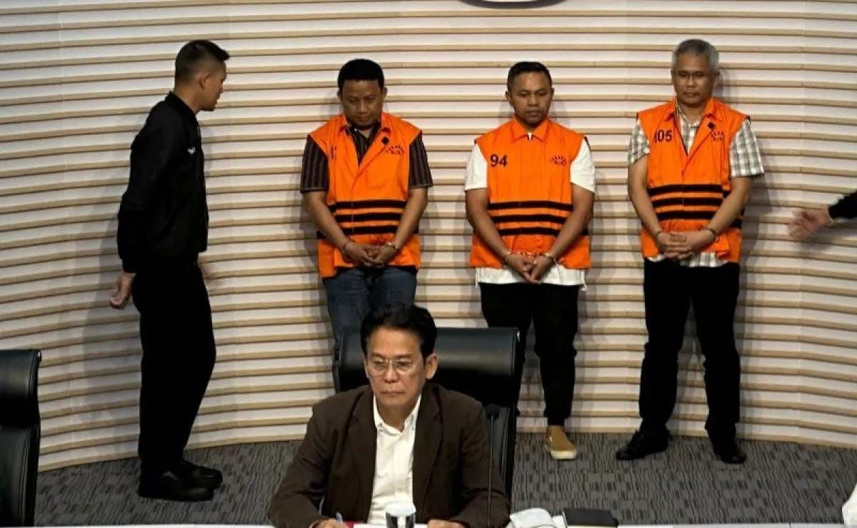 Wakil Ketua Komisi Pemberantasan Korupsi (KPK) Johanis Tanak (depan) menampilkan Gubernur Riau Abdul Wahid (belakang, kedua kanan) sebagai tersangka kasus dugaan korupsi terkait pemerasan di Pemerintah Provinsi Riau tahun anggaran 2025, di Gedung Mer <b>(Antara)</b>