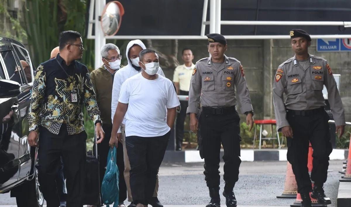 Gubernur Riau Abdul Wahid (ketiga kanan) bersama Kepala Dinas Pekerjaan Umum, Penataan Ruang, Perumahan, Kawasan Permukiman dan Pertanahan (PUPRPKPP) Provinsi Riau Muhammad Arif Setiawan (kedua kiri) dan Sekretaris Dinas PUPRPKPP Riau Ferry Yunanda ( <b>(Antara)</b>