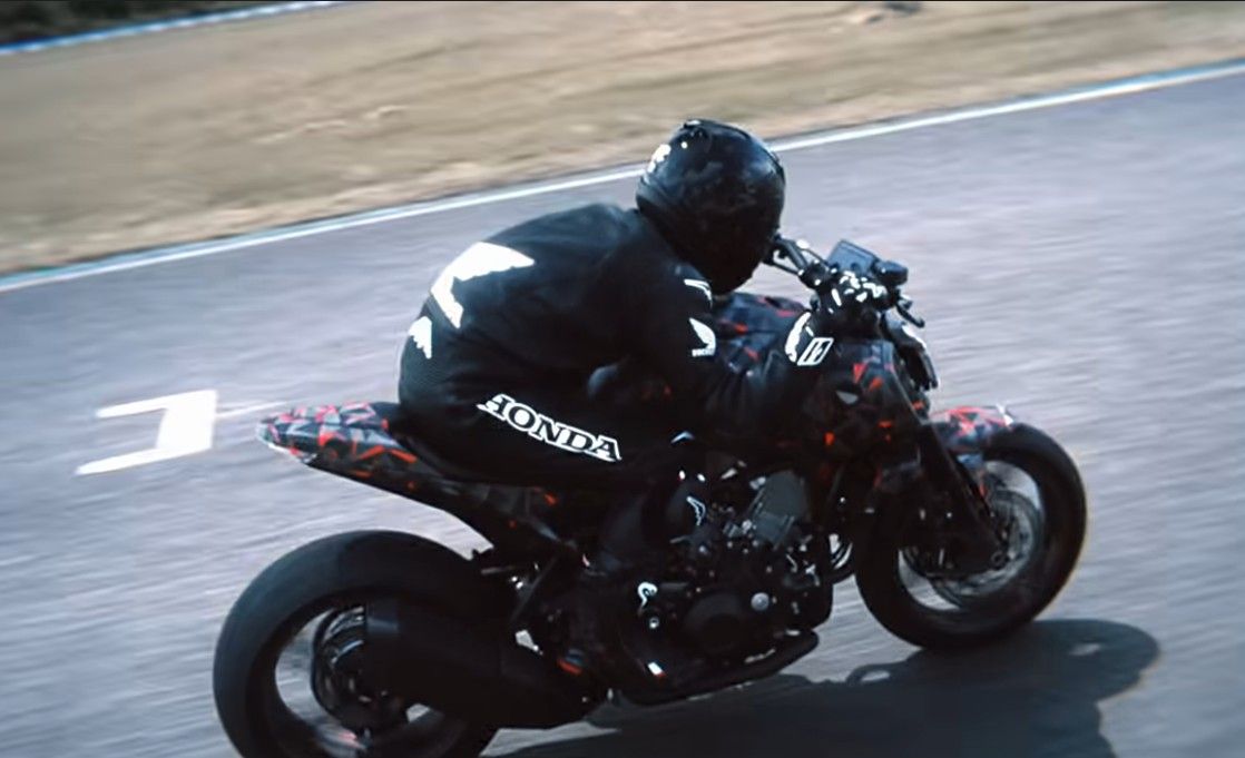 Honda menampilkan prototipe sepeda motor utuh yang mengusung teknologi &quot;e-supercharged&quot; di EICMA 2025. (Foto: Tangkapan layar YouTube)