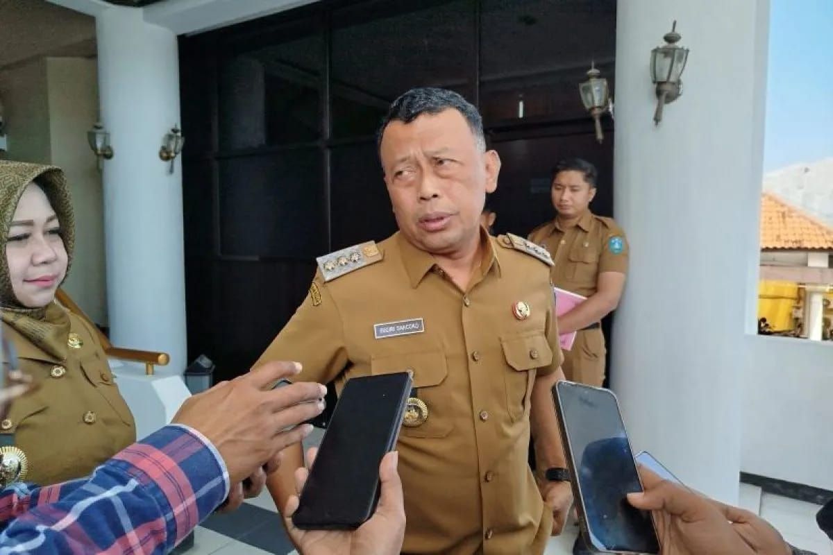 Bupati Ponorogo Sugiri Sancoko menjawab pertanyaan awak media terkait kebijakan tarif PBB pedesaan dan perkotaan di Ponorogo. (Antara/HO - Prastyo) <b>(Antara)</b>