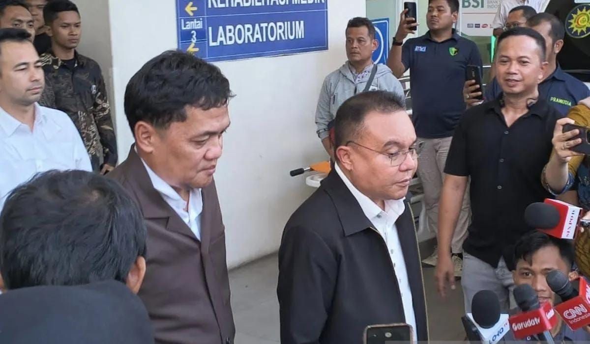 Wakil Ketua DPR RI Sufmi Dasco Ahmad dan Ketua Komisi III DPR RI Habiburokhman saat mengunjungi Rumah Sakit Islam Cempaka Putih, Jakarta, Jumat 7 November 2025. (ANTARA/Bagus Ahmad Rizaldi) <b>(Antara)</b>