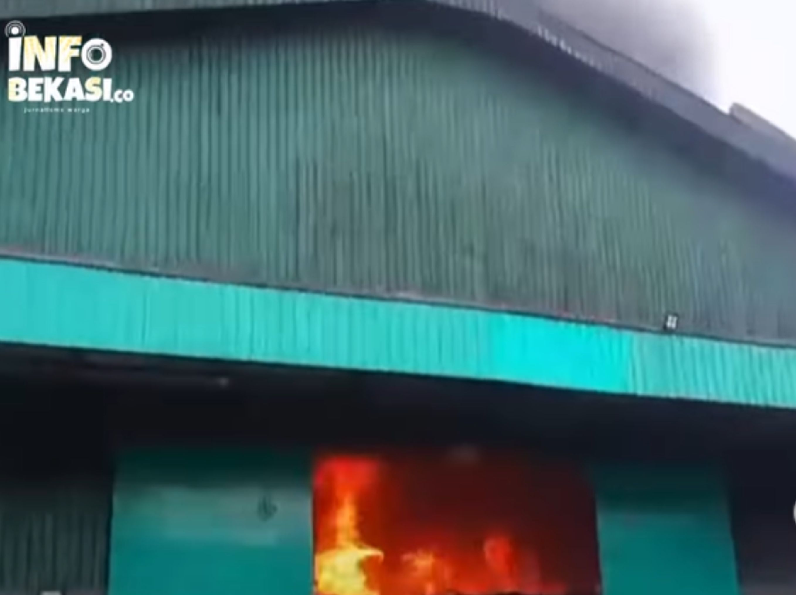 Kebakaran melanda area PT PLIB (Pengolahan Limbah Industri Bekasi) yang berlokasi di Jalan Pangkalan 2, Kelurahan Sumurbatu, Kecamatan Bantargebang, Kota Bekasi, pada Jumat (7/11) sekitar pukul 11.30 WIB. <b>(infobekasi.coo)</b>