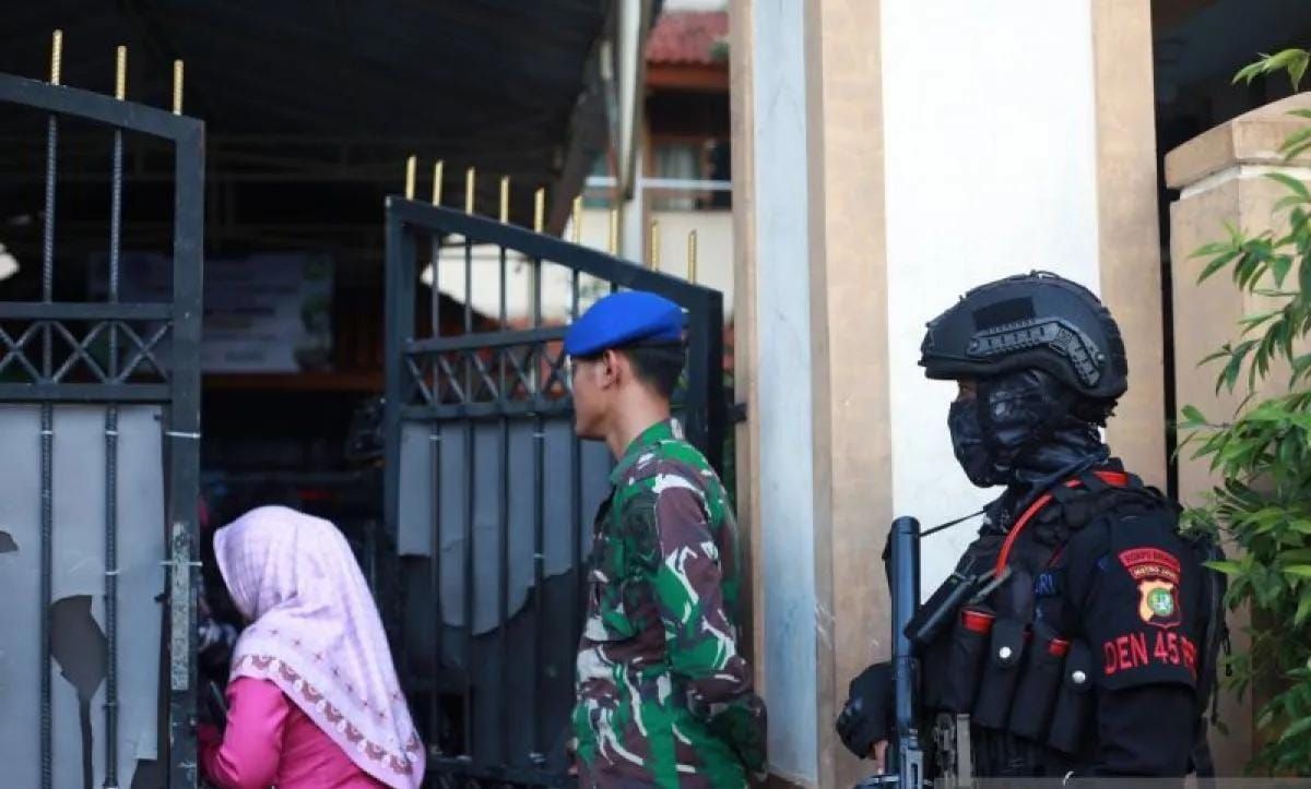 Anggota Polisi Militer Angkatan Laut dan Brimob Polri berjaga pasca terjadi ledakan di SMAN 72 Jakarta, Jumat 7 November 2025. ANTARA FOTO/Reno Esnir/sgd/foc. <b>(Antara)</b>