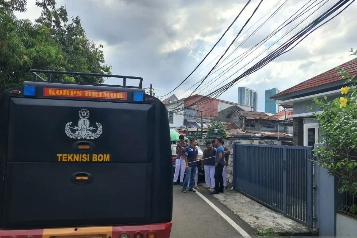 Mobil Penjinak Bom berdiri di depan SMAN 72 Jakarta usai ledakan pada Jumat, 7 November 2025. (ANTARA/Mario Sofia Nasution) <b>(Antara)</b>