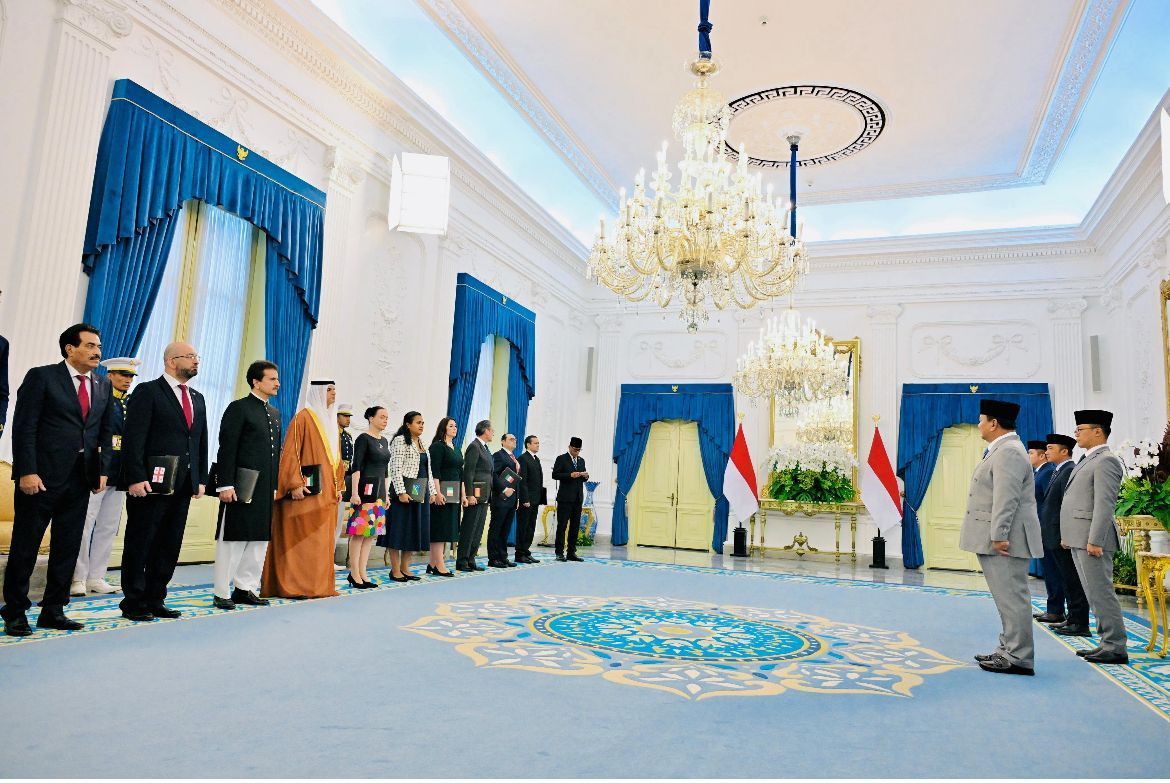Dua belas duta besar luar biasa dan berkuasa penuh (LBBP) negara sahabat telah menyerahkan surat kepercayaan kepada Presiden Prabowo Subianto <b>(Sekretariat Presiden)</b>