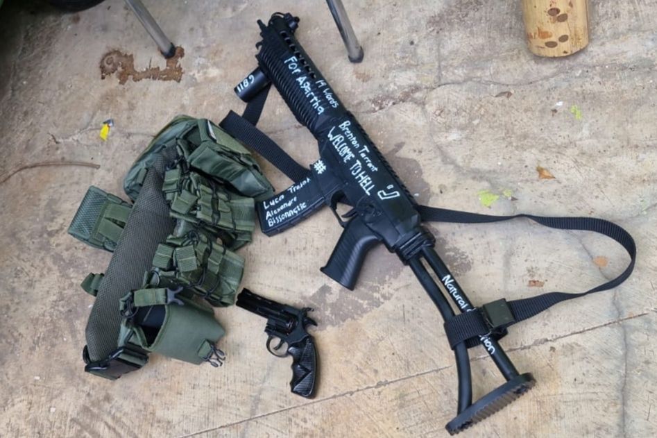 Senjata airsoft gun laras panjang yang ditemukan di sekitar TKP ledakan di masjid kompleks SMAN 72 Jakarta. 