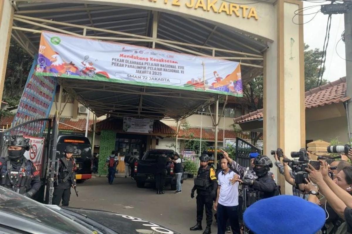 Situasi di SMAN 72 Jakarta Kelapa Gading usai ledakan pada Jumat 7 November 2025. ANTARA/Mario Sofia Nasution <b>(Antara)</b>
