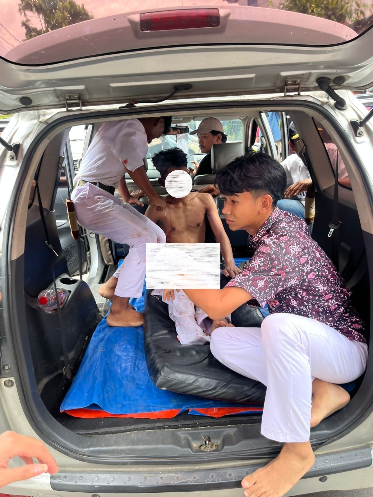 Salah satu korban luka di lokasi ledakan SMAN 72 Jakarta, Kelapa Gading, Jakarta Utara, Jumat, 7 November 2025.  <b>(Istimewa)</b>