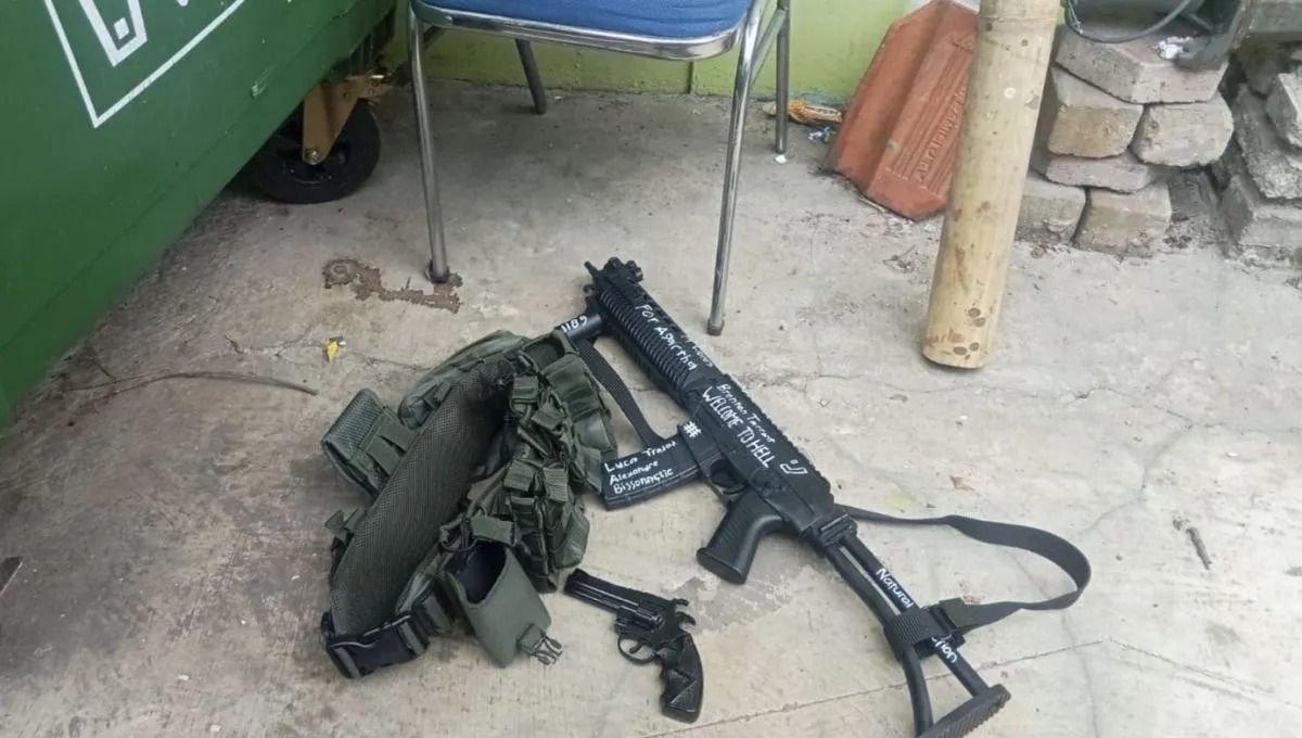 Dua senjata api yang ditemukan di tempat kejadian perkara (TKP) di SMA Negeri 72, Kelapa Gading Barat, Jakarta Utara, pada Jumat, 7 November 2025. ANTARA/HO-Humas Polda Metro Jaya <b>(Antara)</b>