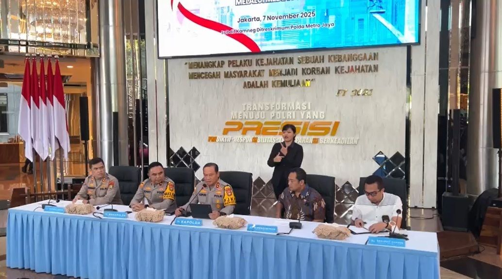 Kapolda Metro Jaya Irjen Pol Asep Edi Suheri saat konferensi pers 8 tersangka kasus tuduhan ijazah palsu Jokowi.  <b>(Moh. Rizky/Ntvnews)</b>