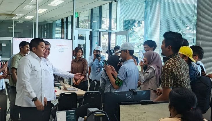 Menteri Ketenagakerjaan (Menaker) Yassierli bersama dengan Sekretaris Kabinet Teddy Indra Wijaya meninjau program Magang Nasional di PT Denso Indonesia, Cikarang, Bekasi, Jawa Barat, Jumat, 7 November 2025. (ANTARA/Muzdaffar Fauzan) <b>(Antara)</b>