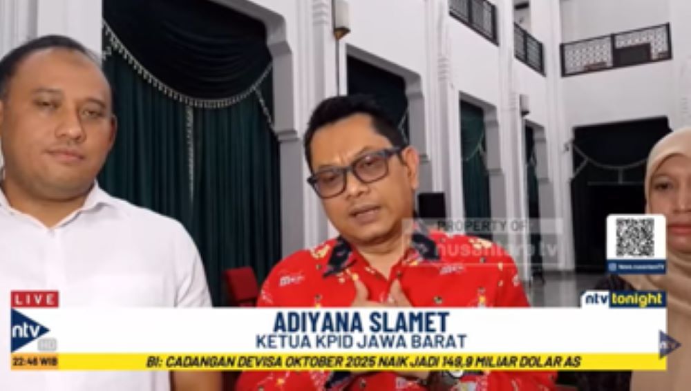 Ketua KPID Jabar Adiyana Slamet memberikan keterangan pers terkait penyelenggaraan malam puncak Anugerah Penyiaran KPID Jabar 2025