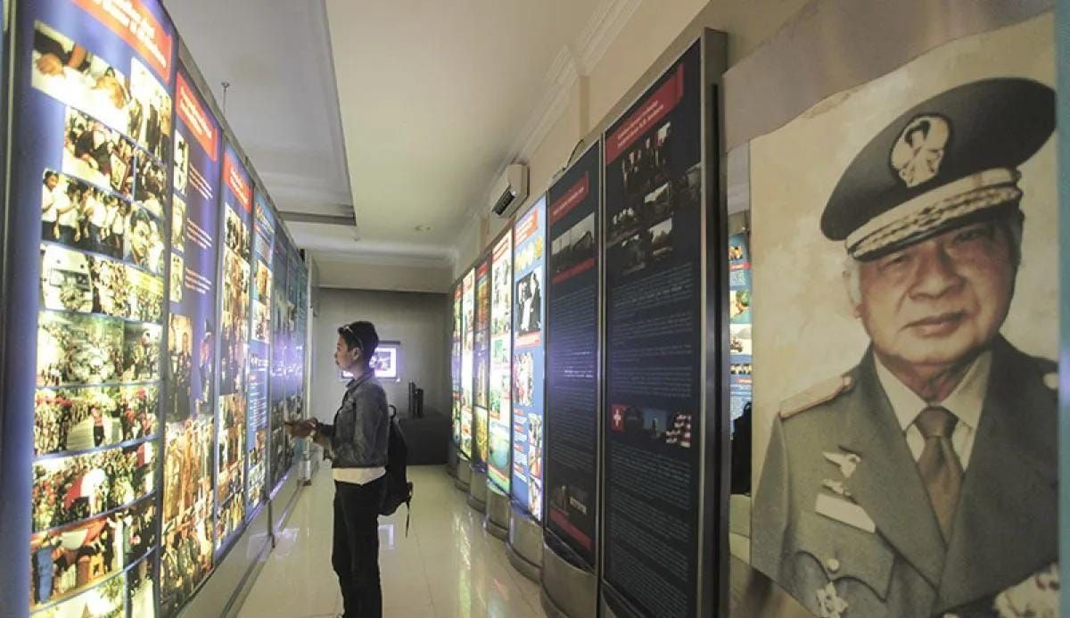 Arsip foto - Pengunjung mengamati koleksi museum yang dipamerkan di Museum HM Soeharto, Kemusuk, Argomulyo, Sedayu, Bantul, DI Yogyakarta, Senin 19 Maret 2018. ANTARA FOTO/Andreas Fitri Atmoko/aww/aa. <b>(Antara)</b>