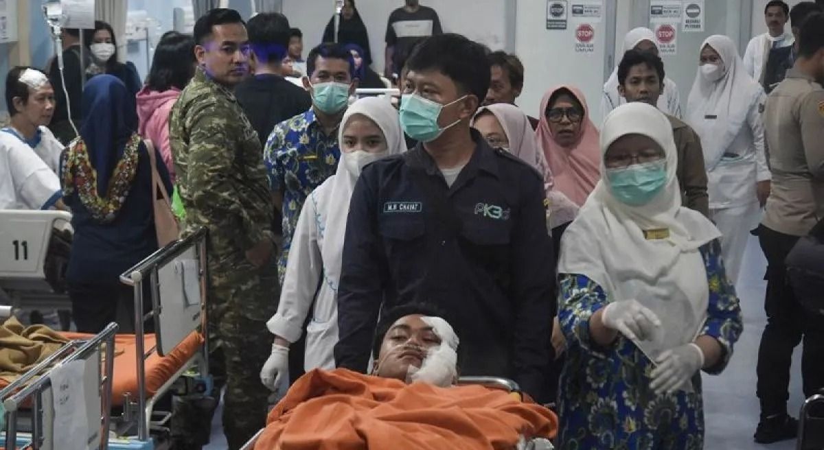 Petugas kesehatan memindahkan siswa SMAN 72 Jakarta ke mobil ambulan untuk pemeriksaan di Rumah Sakit Islam Cempaka Putih, Jakarta Pusat, Jumat, 7 November 2025. ANTARA FOTO/Fakhri Hermansyah/foc/am. <b>(Antara)</b>