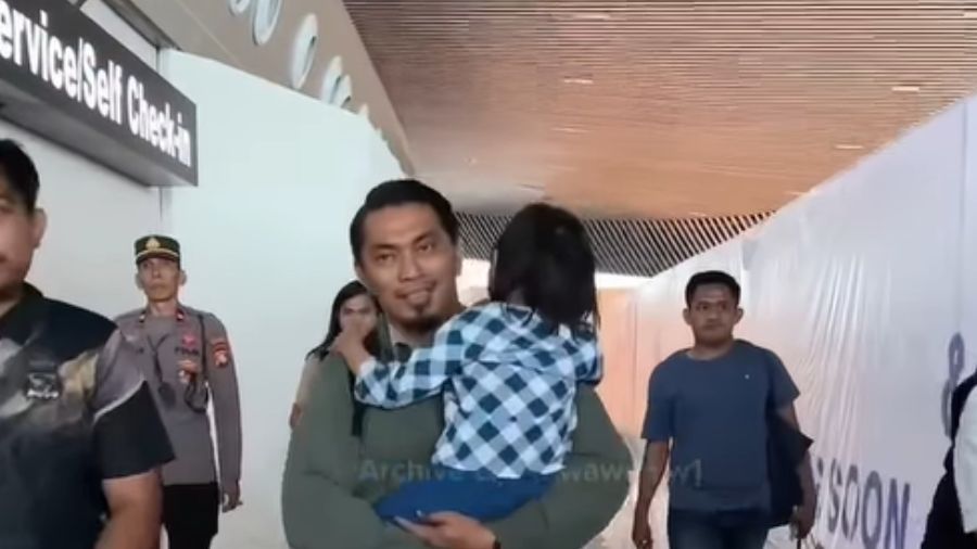 Bilqis saat tiba di Bandara Sultan Hasanuddin Makassar <b>(Instagram @teropongmakassar)</b>