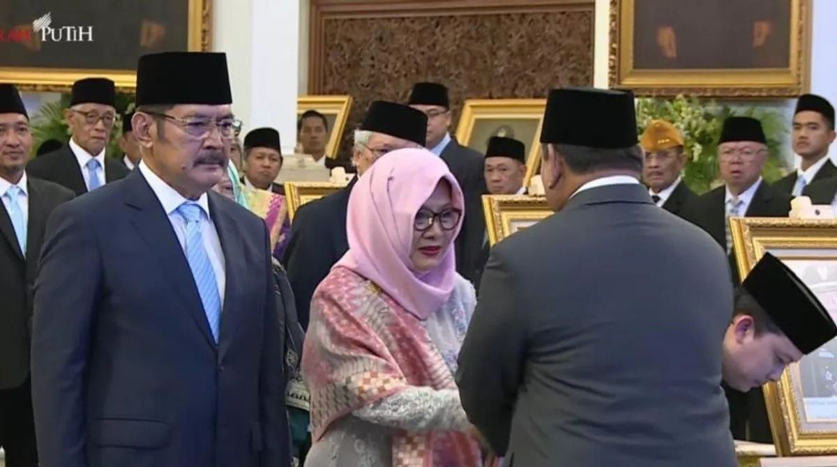 Tangkapan layar - Presiden Prabowo Subianto menyerahkan gelar Pahlawan Nasional kepada Presiden ke-2 Republik Indonesia Soeharto, yang diterima oleh putri sulungnya Siti Hardijanti Rukmana atau Tutut Soeharto selaku ahli waris, di Istana Negara, Jaka <b>(Antara)</b>