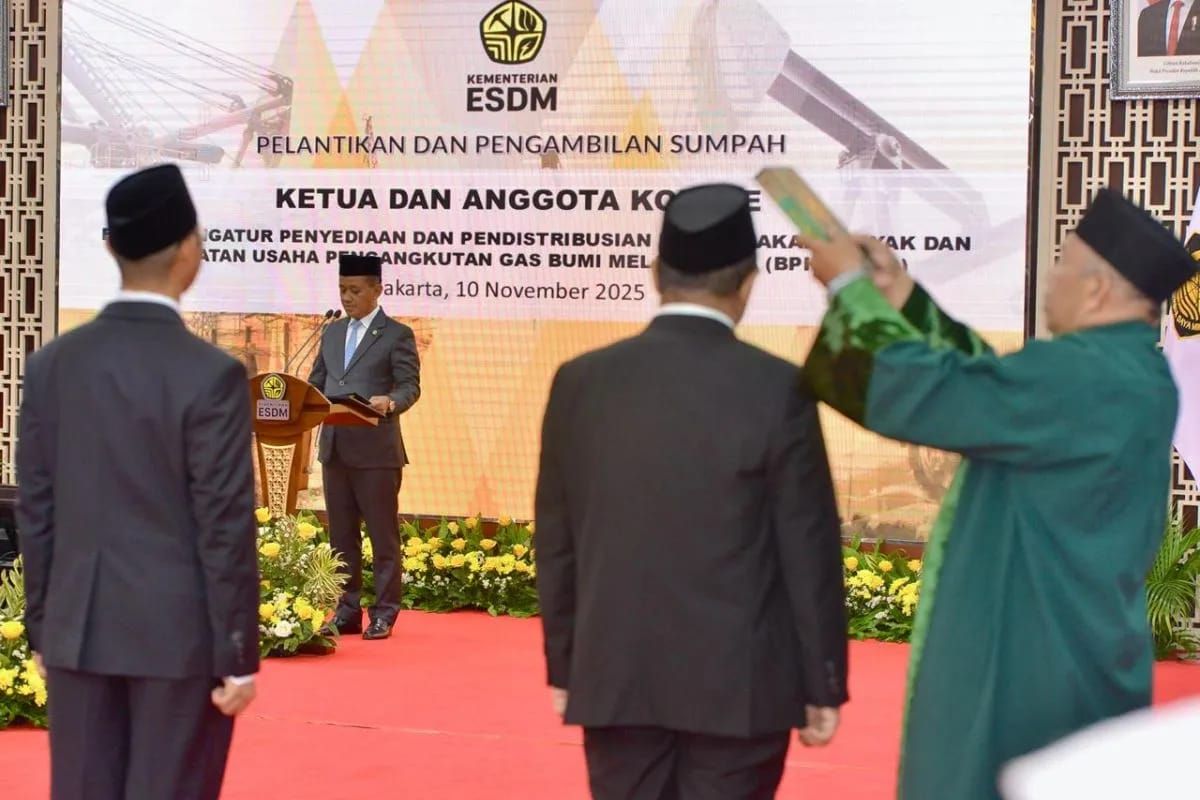 Menteri Energi dan Sumber Daya Mineral (ESDM) Bahlil Lahadalia (tengah) melantik anggota Komite BPH Migas, di Kantor Kementerian ESDM, Jakarta, Senin 10 November 2025. ANTARA/HO-ESDM <b>(Antara)</b>