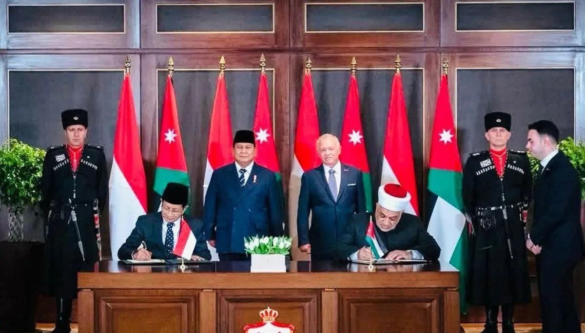 Presiden RI Prabowo Subianto dan Raja Yordania Abdullah II menyaksikan penandatanganan tiga MoU dan satu perjanjian kerja sama pertahanan antara Indonesia dan Yordania di Istana Al Husseiniya, Amman, Yordania, Senin, 14 April 2025. /ANTARA/HO-Tim Med <b>(Antara)</b>
