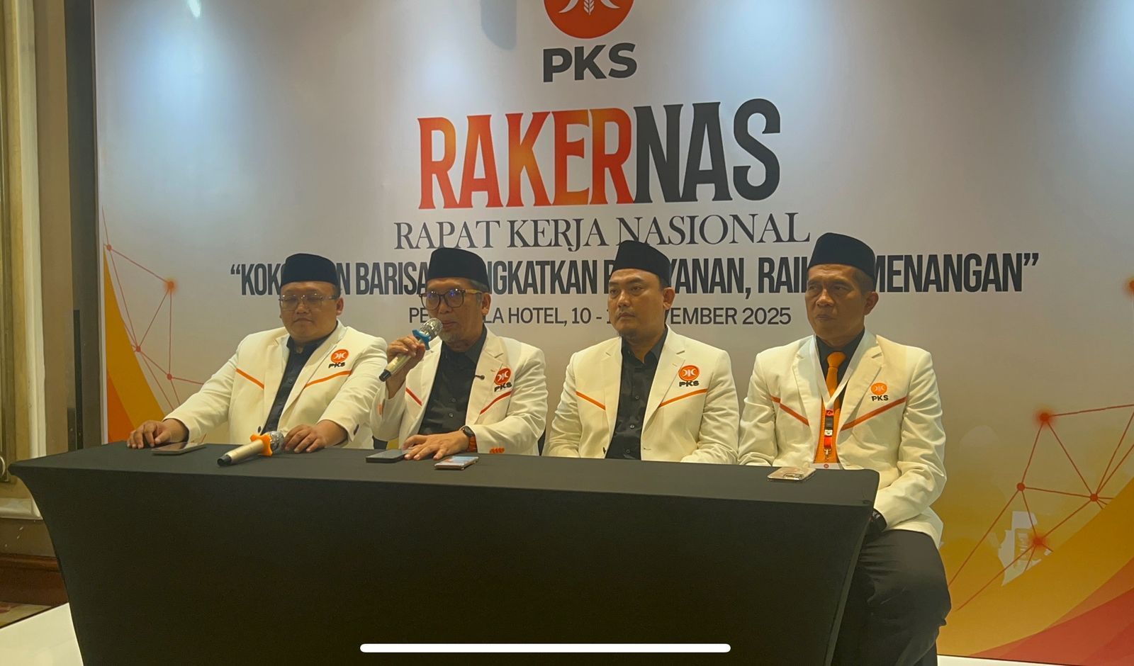 Presiden Partai Keadilan Sejahtera (PKS) Al Muzzammil Yusuf menyampaikan arah kebijakan partainya dalam Konferensi Pers Rapat Kerja Nasional (Rakernas) PKS  <b>(NTVnews.id)</b>