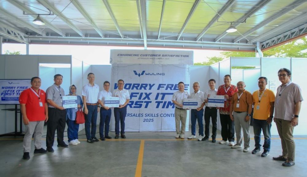 Seremoni penandatanganan komitmen bersama untuk meningkatkan kepuasan pelanggan melalui layanan worry free. (Foto: Istimewa/Wuling) 