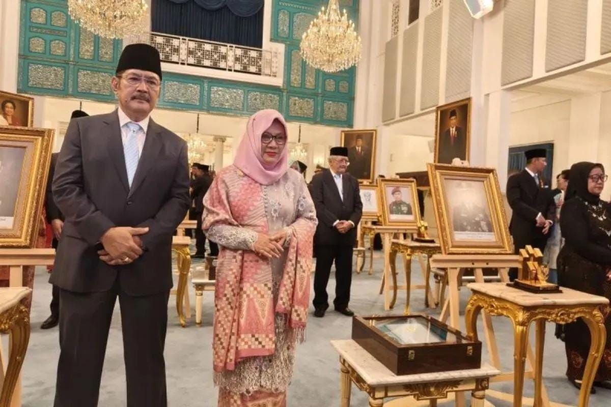 Siti Hardijanti Hastuti (Tutut Soeharto/kedua kiri) didampingi Bambang Trihatmodjo (kiri) menghadiri penganugerahan gelar Pahlawan Nasional kepada ayahandanya, H.M. Soeharto, di Istana Negara, Jakarta, Senin 10 November 2025. ANTARA/Andi Firdaus <b>(Antara)</b>