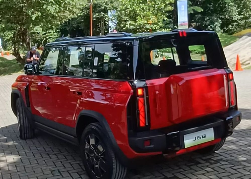 Tampilan belakang SUV listrik off-road Chery J6T. (Foto: Adiantoro/NTV)