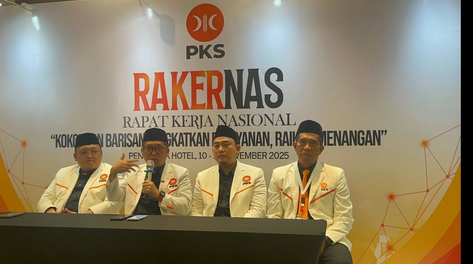 Presiden Partai Keadilan Sejahtera (PKS) Al Muzzammil Yusuf menyampaikan arah kebijakan partainya dalam Konferensi Pers Rapat Kerja Nasional (Rakernas) PKS  <b>(NTVnews.id)</b>