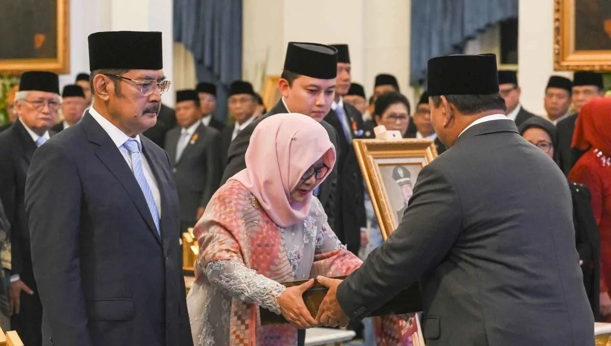 Prabowo menyerahkan anugerah gelar pahlawan nasional. <b>(Antara)</b>