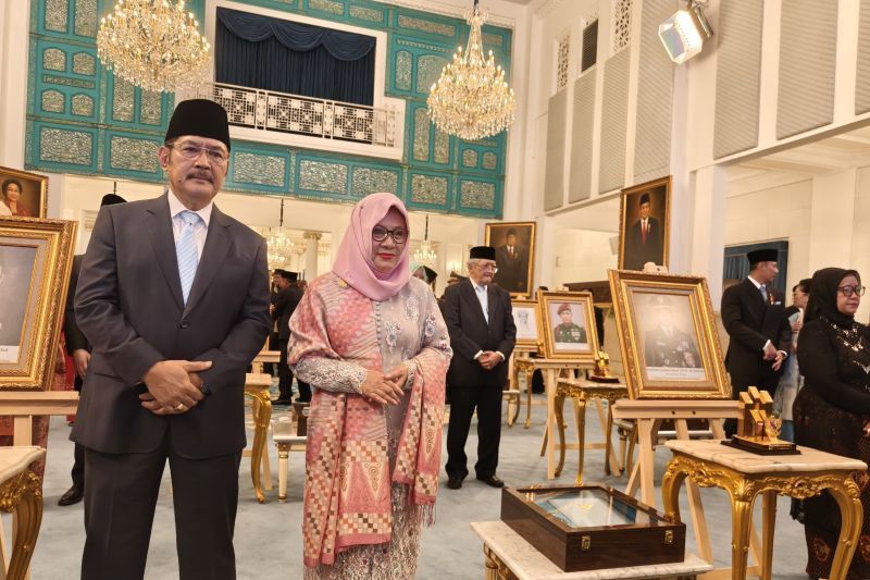 Siti Hardijanti Hastuti (Tutut Soeharto) didampingi Bambang Trihatmodjo menanggapi pro dan kontra penganugerahan gelar Pahlawan Nasional kepada ayahandanya, H. M. Soeharto di Istana Negara, Jakarta, Senin (10/11/2025).  <b>(ANTARA/Andi Firdaus)</b>