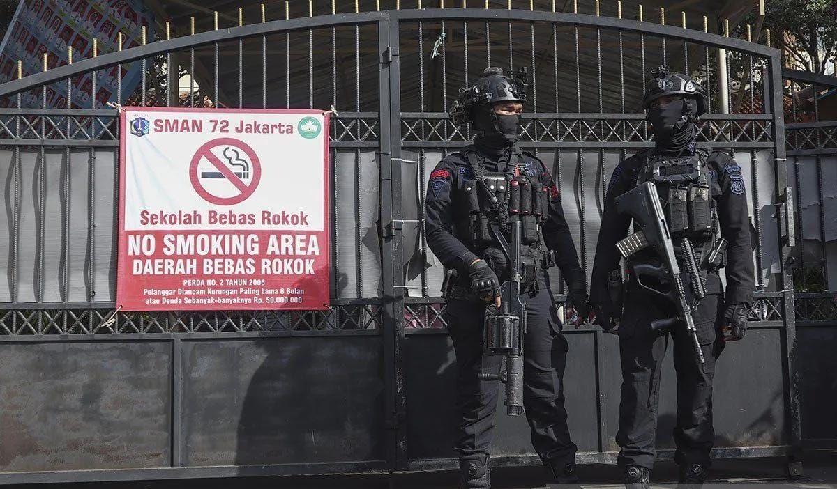 Dua personel Gegana Brimob Polda Metro Jaya berjaga di tempat terjadinya ledakan di SMAN 72 Jakarta, Jakarta, Jumat (7/11/2025). Polda Metro Jaya menyebutkan sebanyak 55 orang mengalami luka-luka dalam ledakan yang terjadi di SMA Negeri 72 Jakarta, K <b>(Antara)</b>