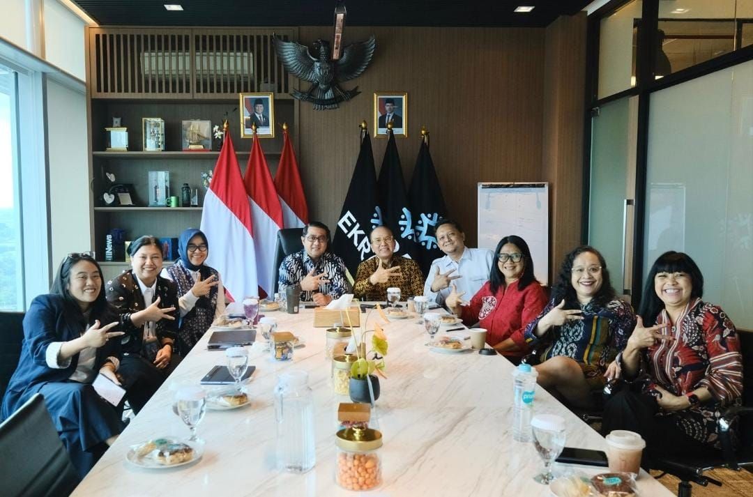 Menteri Ekonomi Kreatif, Teuku Riefky Harsya, menerima audiensi dari Ketua Umum Ikatan Alumni National Hotel Institute (IKA NHI) Bandung masa bakti 2025-2029, Tantowi Yahya, di Kantor Kementerian Ekraf, Jakarta, Senin 10 November 2025. <b>(KEMENTERIAN EKONOMI KREATIF)</b>