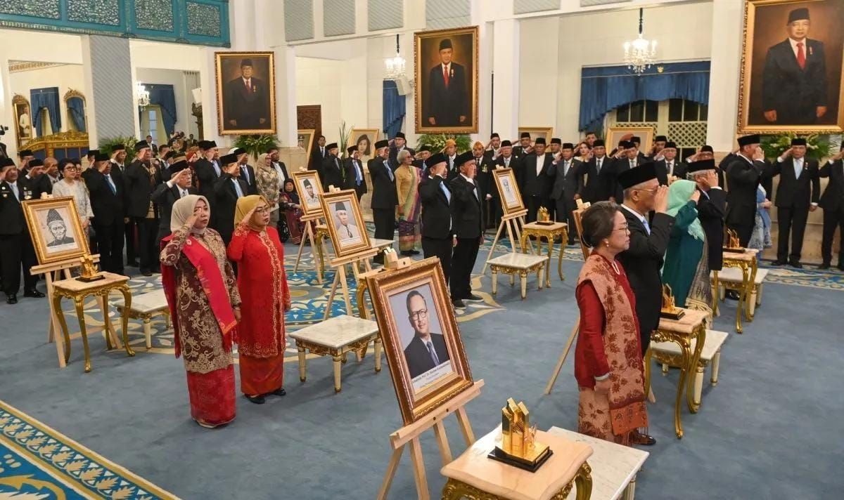 Sejumlah ahli waris tokoh-tokoh yang mendapatkan gelar Pahlawan Nasional mengikuti prosesi pemberian gelar di Istana Negara, Jakarta, Senin 10 November 2025. ANTARA FOTO/Aditya Pradana Putra/nz. <b>(Antara)</b>