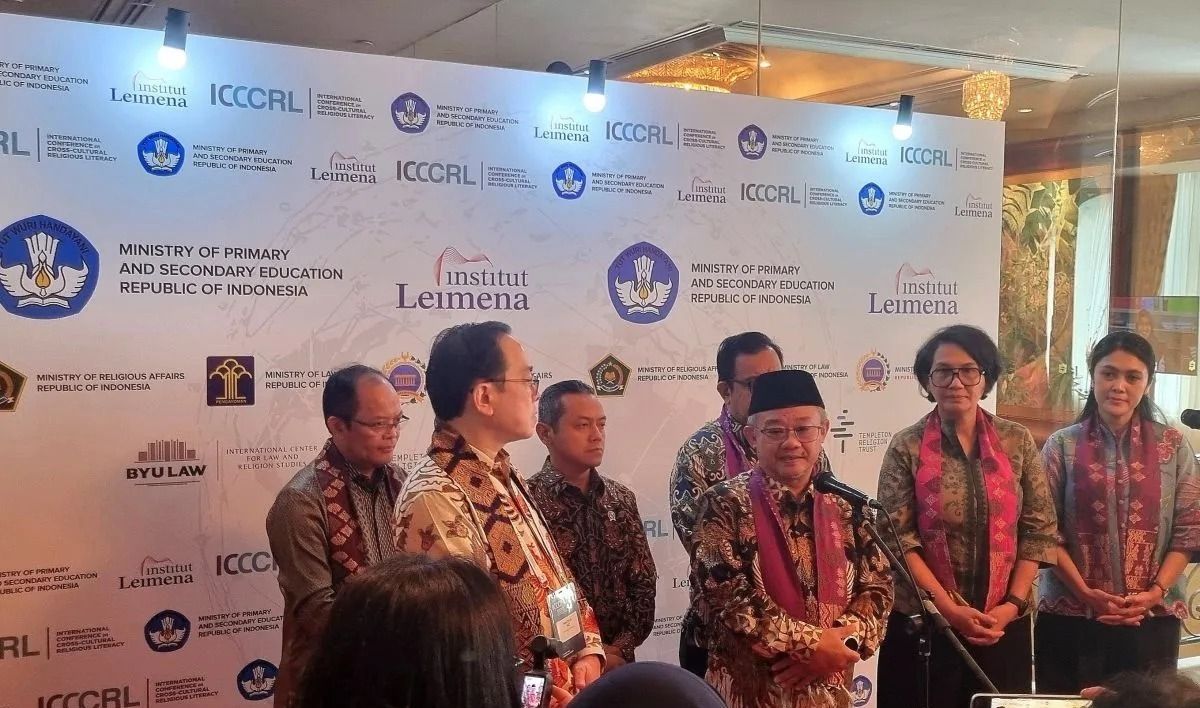 Menteri Pendidikan Dasar dan Menengah (Mendikdasmen) Abdul Mu'ti (ketiga dari kanan) melakukan tanya jawab dengan media usai membuka International Conference on Cross-Cultural Religious Literacy (ICCCRL) di Hotel Shangri-La, Jakarta Pusat pada Selasa <b>(Antara)</b>