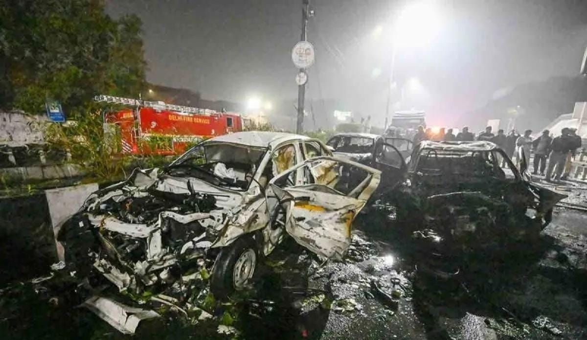 Kondisi mobil-mobil hancur akibat ledakan di dekat Gerbang No. 1 Stasiun Metro Red Fort di New Delhi, India, Senin 10 November 2025. ANTARA FOTO/Sanjeev Verma/Hindustan Times/rwa. <b>(Antara)</b>