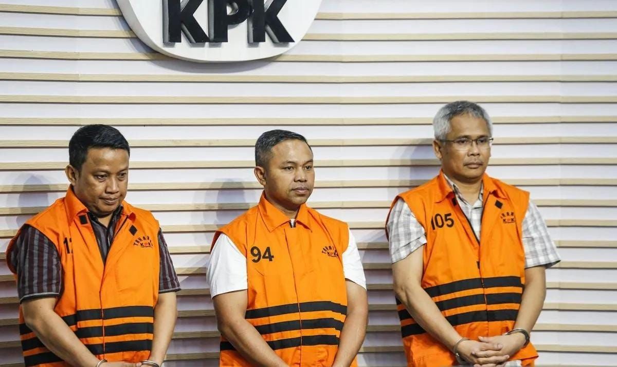 Gubernur Riau Abdul Wahid (tengah), Tenaga Ahli Gubernur Riau Dani M Nursalam (kiri), dan Kepala Dinas Pekerjaan Umum, Penataan Ruang, Perumahan, Kawasan Permukiman dan Pertanahan (PUPR PKPP) Provinsi Riau M Arief Setiawan (kanan) mengenakan rompi ta <b>(Antara)</b>